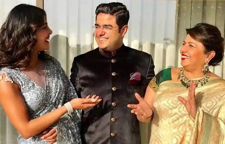 প্রিয়াঙ্কা চোপড়া এসেছিলেন ভাই সিদ্ধার্থ, মধু চোপড়ার সঙ্গে।