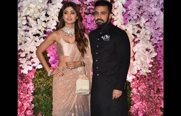 শিল্পা শেট্টি ও রাজ কুন্দ্রা এসেছিলেন ইনফরম্যালেই। লেহেঙ্গা শাড়ি, ক্রপ টপ ব্লাউজ, পাথরের গয়নায় শিল্পাকে ‘এলিগ্যান্ট’ লাগছিল। তিনি একটি বটুয়া নিয়েছিলেন শাড়ির সঙ্গে।