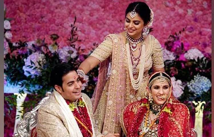 গুজরাতি সনাতনী প্রথায় বিয়ে হল আকাশের। মা নীতা আম্বানী গোটা অনুষ্ঠানে সব নিয়ম মেনে পালন করেছেন। একই সঙ্গে ঈশা আম্বানীও বেশ কিছু নিয়ম পালন করেন আকাশের বিয়ের।