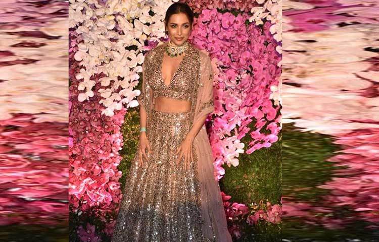 মালাইকা অরোরা পরেছিলেন জরি বসানো হল্টার নেক টপ ও লেহেঙ্গা। ওড়নাকে একটু অন্যরকমভাবে ব্যবহার করেছিলেন তিনি।