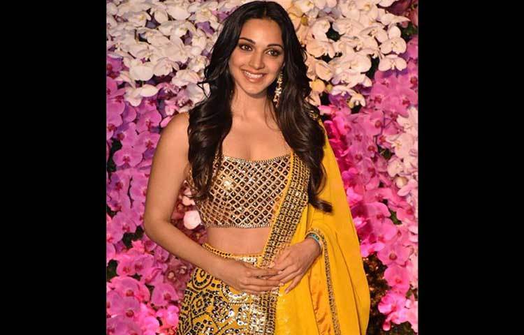 কিয়ারা আডবাণী উজ্জ্বল হলুদ রঙের লেহেঙ্গা পরেছিলেন, সঙ্গে একটা লম্বা দুল, খুব কম প্রসাধনী। তাকে লাগছিল চমৎকার।