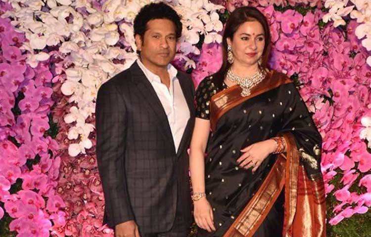 একেবারে সনাতনী সিল্ক পরেছিলেন অঞ্জলি টেন্ডুলকর। শচীন টেন্ডুলকার পরেছিলেন ব্লেজার স্টু।