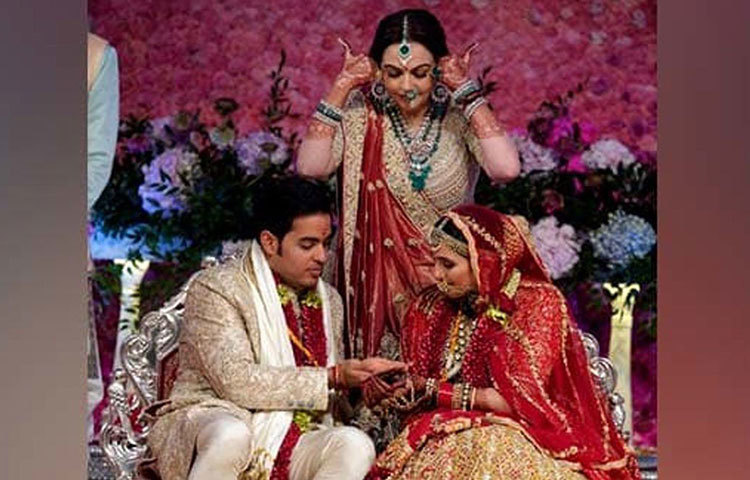 আকাশ আর শ্লোকা মেহতার বিয়েতে অ্যান্টিলিয়া থেকে জিয়ো ওয়ার্ল্ড সেন্টার সবই সেজে উঠেছিল।