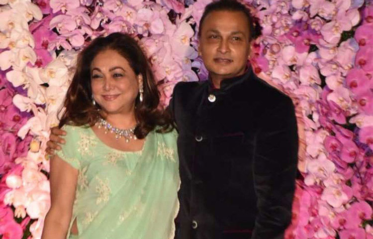 অনিল আম্বানী সুট পরেন। তার স্ত্রী টিনা ফ্লুওরোসেন্ট সি গ্রিন রঙের লেহেঙ্গাতে সেজেছিলেন।