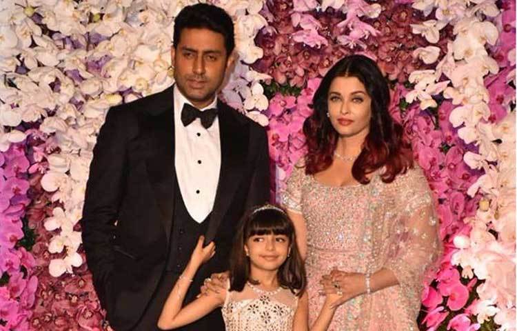 ঐশ্বরিয়া রায় বচ্চনের হালকা গোলাপি লেহেঙ্গাতে ছিল পাথরের কাজ। অভিষেক পরেছিলেন সুট-ব্লেজার। আরাধ্যার পরনে ছিল লং ফ্রক, সেটিও ডিজাইনার।