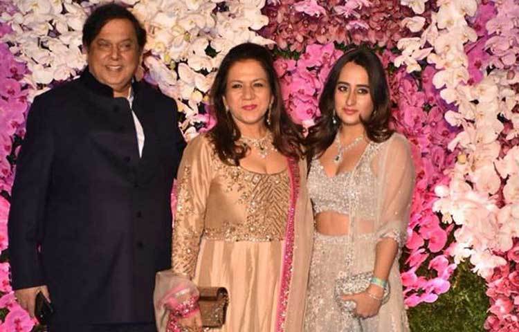 ডেভিড ধাওয়ান ও করুণা ধাওয়নের সঙ্গে এসেছিলেন বরুণ ধাওয়ানের বিশেষ বন্ধু নাতাশা। করুণা পরেছিলেন ডিজাইনার আনারকলি সুট। নাতাশার পরনে ছিল রুপালি লেহেঙ্গা।