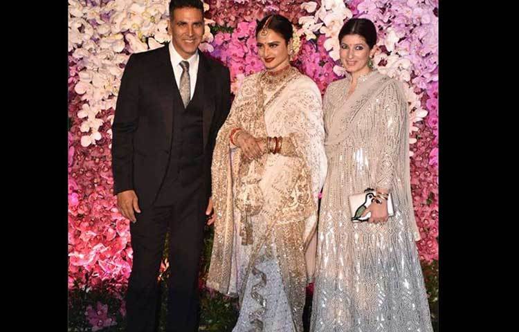 ফ্যাশনে মাত করেছিলেন রেখা। তার সাদা পাথর বসানো শাড়ির সঙ্গে কুন্দনের গয়না দেখে চমকে উঠেছেন অনেকেই। অক্ষয় কুমার ও টুইঙ্কলের সঙ্গে তার একটি ছবি প্রকাশ্যে এসেছে। টুইঙ্কলের পরনে ছিল চুমকি বসানো সালোয়ার সুট।