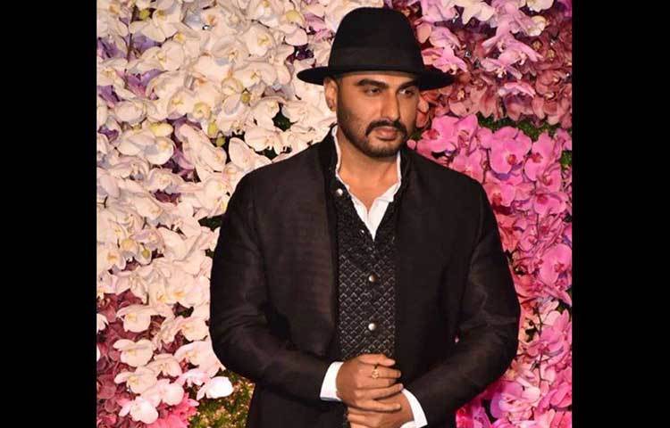 অর্জুন কাপুর সুটের সঙ্গে একটি হ্যাট পরেছিলেন আকাশের বিয়েতে।