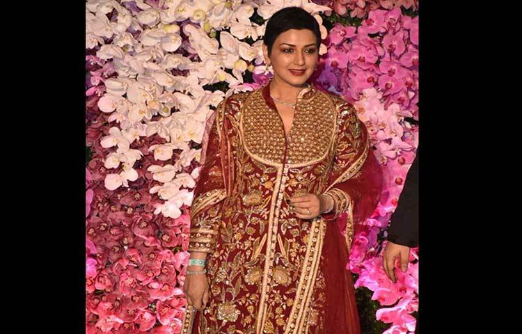 মারণ রোগের সঙ্গে লড়েছেন সোনালি বেন্দ্রে। তিনিও ফ্যাশনে কম যান না। জমকালো লাল-সোনালি সালোয়ারে দেখা গিয়েছে তাকে।