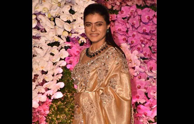 কাজল পরেছিলেন একটি পাথর বসানো সিল্কের শাড়ি। ছিল কুন্দনের গয়না আর অল্প প্রসাধনের ছোঁয়া। এত ‘সিম্পল’ সাজেই মন জয় করেছেন তিনি।