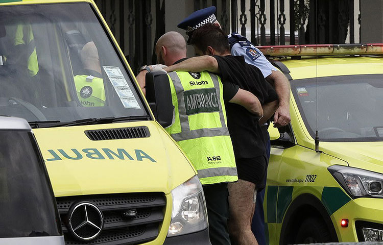 আহত একজনকে নিয়ে যাচ্ছে পুলিশ।