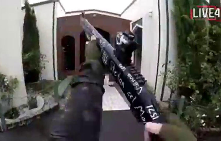 এভাবে গুলি ছুড়তে ছুড়তে মসজিদের ভেতর ঢুকে পড়ে হামলাকারী। সন্ত্রাসী হামলার ঘটনায় কমপক্ষে ২৭ জন নিহত হয়েছে। বন্দুকধারী এক হামলাকারীকে আটক করা হয়েছে বলেও খবরে উল্লেখ করা হয়েছে।