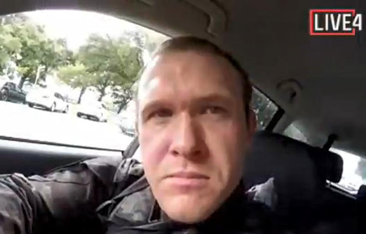 হামলা চালানোর সময় সামাজিক মাধ্যমে লাইভে ছিলেন ওই হামলাকারী। ১৭ মিনিট ধরে ওই হামলার লাইভ ভিডিও প্রচারিত হয়। ২৮ বছর বয়সী অস্ট্রেলিয়ান-বংশোদ্ভূত ওই হামলাকারী নিজেকে সাধারণ শ্বেতাঙ্গ নাগরিক ও নিজেকে ব্রেনটন ট্যারেন্ট বলে উল্লেখ করেছেন।