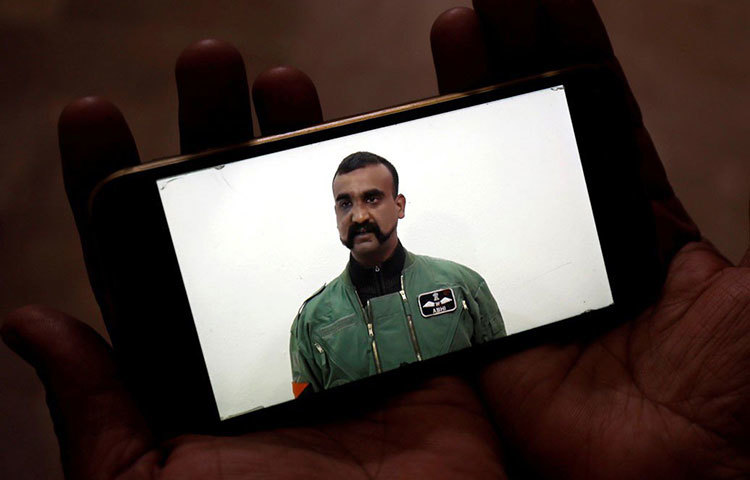 অভিনন্দন এখন ভালো আছেন বলে জানিয়েছে ভারতীয় বিমানসেনা কর্তৃপক্ষ। গতকাল সীমান্ত পেরিয়ে ভারতে প্রবেশের পরেই বিশেষ বিমানে করে তাকে পালাম বিমানবন্দরে নিয়ে আসা হয়। ভর্তি করা হয় দিল্লিতে সেনার রিসার্চ অ্যান্ড রেফারেল হাসপাতালে। সব ঠিক থাকলে দু’দিন বাদে তাকে হাসপাতাল থেকে ছাড়া হবে।