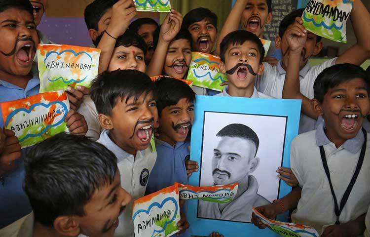 সেনা সূত্রের খবর, শারীরিকভাবে সুস্থ হলেও, অভিনন্দনের পাঁজরের একটি হাড়ে চিড় রয়েছে। কালশিটে রয়েছে গোটা পিঠে। মুখে রয়েছে একাধিক ক্ষত হয়ে যাওয়ার দাগ।