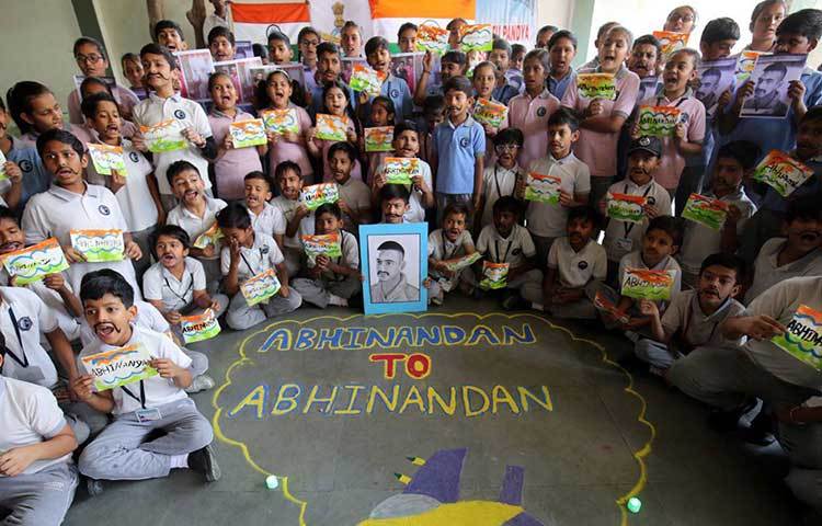 বিশেষজ্ঞদের মতে, ভেঙে পড়া বিমান থেকে ‘ইজেক্ট’ করার সময়ে মেরুদণ্ডে  চাপ পড়ার সম্ভাবনা থেকে যায়। তাই অভিনন্দনের মেরুদণ্ডে ও মাথায় কোনো আঘাত রয়েছে কি না, তা দেখার জন্য আজ এমআরআই স্ক্যান করা হয়।