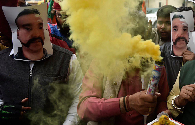 সূত্রের দাবি, স্ক্যানের রিপোর্ট স্বাভাবিক। চিকিৎসকেরা মনে করছেন, প্যারাশুট থেকে মাটিতে পড়ে যাওয়ার জন্যে পিঠে কালশিটে পড়েছে উইং কমান্ডারের। তবে এতটা উপর থেকে পড়ে যাওয়া, না গ্রামবাসীদের মারধর- ঠিক কী কারণে পাঁজরের হাড়ে চিড় ধরেছে, খতিয়ে দেখছেন চিকিৎসকেরা।