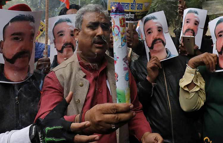 সেনা সূত্রের খবর, অভিনন্দন জানান, তাকে পৃথক একটি সেলে আটক করে রাখা হয়েছিল। দেওয়া হয়নি, ফোন, টিভি বা খবরের কাগজ। ভিডিও পাক সেনার প্রশংসা করার জন্য চাপ দেওয়া হয়েছিল। অনেক কিছুই তিনি বলতে চাননি।