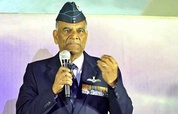 ১৯৯৯ সালে অভিনন্দনের বাবার নির্দেশেই গ্বালিয়র এয়ারবেসে মিরাজ ২০০০ আধুনিকীকরণের কাজ হয়। গ্বালিয়রে তখন চিফ অপারেটিং অফিসার ছিলেন সিম্হাকুট্টি। ছেলেকেও একইরকমভাবে অনুপ্রেরণা দিয়েছিলেন।