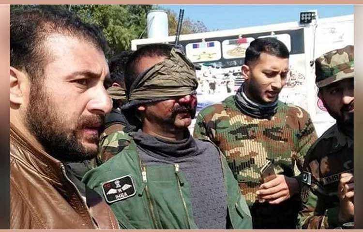 পাকিস্তানের প্রকাশ করা ভিডিওতে দেখা গিয়েছে, মিগ ২১ থেকে ‘ইজেক্ট’ হওয়ার পর রক্তাক্ত অবস্থায় আছেন তিনি।