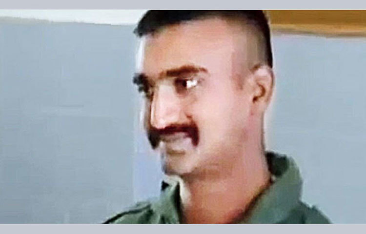 উইং কমান্ডার অভিনন্দন ভারতের চেন্নাইয়ের জলবায়ু বিহারের বাসিন্দা। কাঞ্চিপুরমের তিরুপানামুর গ্রামে তার আদি বাড়ি।