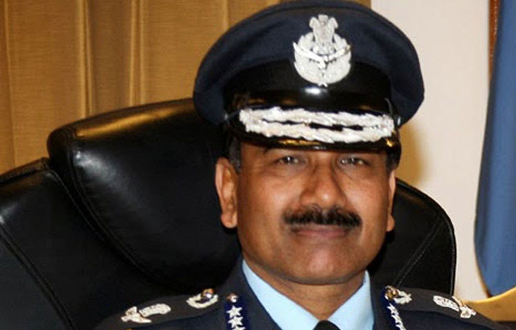 ভারতীয় প্রাক্তন বিমানসেনা প্রধান অরূপ রাহাও জানিয়েছেন, দক্ষ অফিসারদের অন্যতম অভিনন্দন তার সন্তানসম। দ্বিপাক্ষিক আলোচনার মাধ্যমে তাকে ফিরিয়ে আনা হবে বলেও উল্লেখ করেন তিনি। অভিনন্দনের বাবাও কিন্তু অত্যন্ত দক্ষ অফিসার ছিলেন।