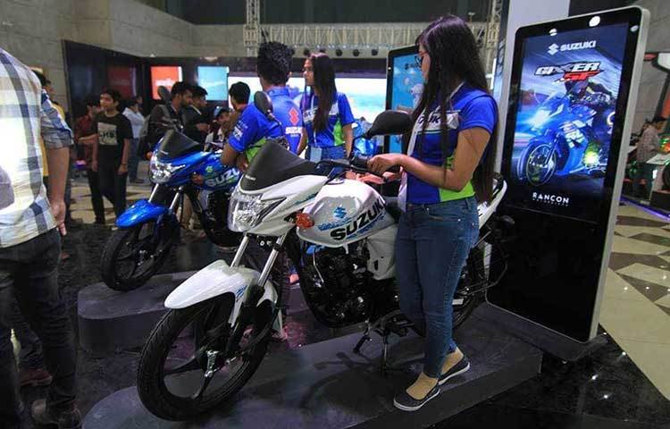 অটোমোবাইল শোতে দর্শকদের ভিড়। ছবি: মাহবুব আলম