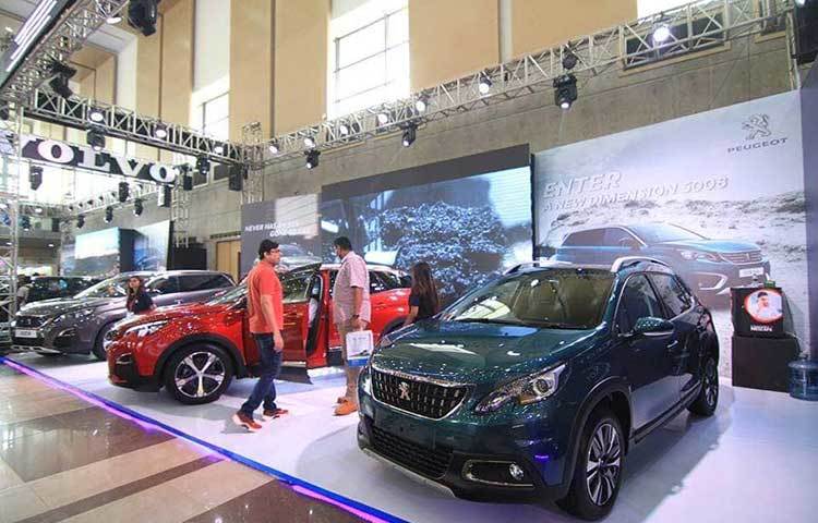 চোখ ধাঁধানো প্রাইভেটকার। ছবি: মাহবুব আলম