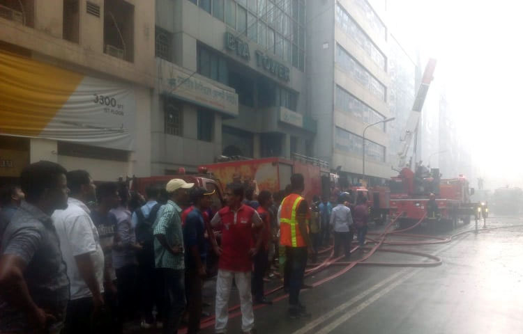 ঘটনাস্থলে ফায়ার সার্ভিস ছাড়াও ভবনের নিজস্ব নিরাপত্তাকর্মীরা অবস্থান করছেন। ভবনের অধিকাংশ লোকই নিচে নেমে অবস্থান নিয়েছে।