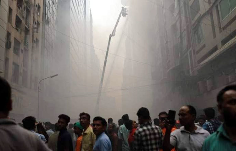 ফায়ার সার্ভিসের ১৭টি ইউনিট কাজ করে যাচ্ছে। সেই সঙ্গে বিল্ডিংয়ের উপর থেকে হেলিকপ্টার থেকে বালু ফেলে আগুন নিয়ন্ত্রণের চেষ্টা চালানো হচ্ছে।