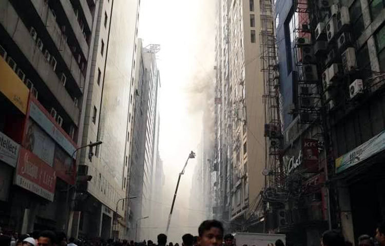 আগুনের ঘটনায় গুলশান-২ থেকে কামাল আতাতুর্ক সড়কে যান চলাচল বন্ধ রয়েছে।