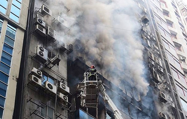 আগুনের কারণে বনানীর এফআর টাওয়ারের আশপাশের সব ভবনের লোকজন সরিয়ে নেয়া হয়েছে।