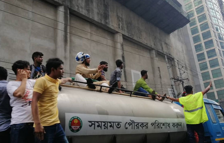 এখন পর্যন্ত আগুন নিয়ন্ত্রণে আসেনি। আগুনের কারণ কিংবা হতাহতের বিষয়ে এখনো কিছু জানা যায়নি।