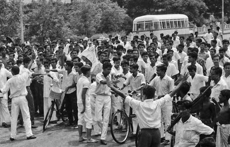 ১৯৬৬ সালের ছাত্র আন্দোলন: ঢাকা বিশ্ববিদ্যালয়ে ক্যাম্পাসে ১৯৬৬ সালের ছাত্র আন্দোলনের ছবিটি তুলেছিলেন আজমল হক।