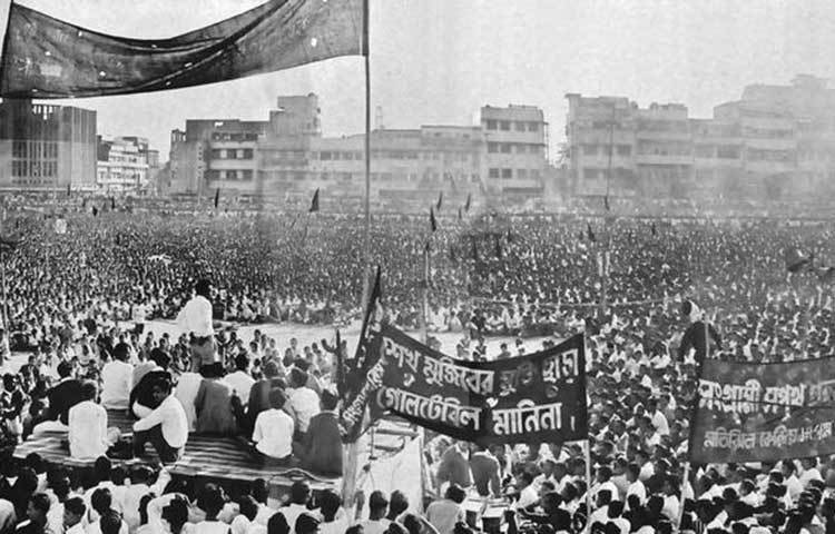 ১৯৬৯ সালের গণঅভ্যুত্থান: ১৯৬৯ সালের জানুয়ারিতে পল্টন ময়দানে বক্তব্য রাখছেন তৎকালীন ছাত্রনেতা তোফায়েল আহমেদ। ছবিটি তুলেছিলেন বিখ্যাত ফটোগ্রাফার রশীদ তালুকদার।