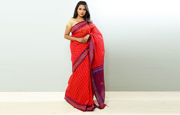 নারীদের দেশীয় পরিধেয় হিসেবে শাড়ির পাশাপাশি স্থান মিলেছে সালোয়ার-কামিজ। বৈশাখী আয়োজনেও তাই বাংলার মেলা নিয়ে এসেছে সালোয়ার-কামিজের সবচেয়ে বেশি ডিজাইন।