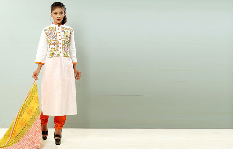 একই সঙ্গে থাকছে রঙের ভেরিয়েশন। এন্ডি কটন, জয়শ্রি সিল্ক ও মিল খাদিতে উজ্জ্বল সব রঙের পাশাপাশি সফট টোনে সালোয়ার-কামিজে থাকছে কারচুপি, মেশিন এমব্রয়ডারি, হাতের কাজের সঙ্গে নানা ডিজাইনের মেটেরিয়ালের ব্যবহার।