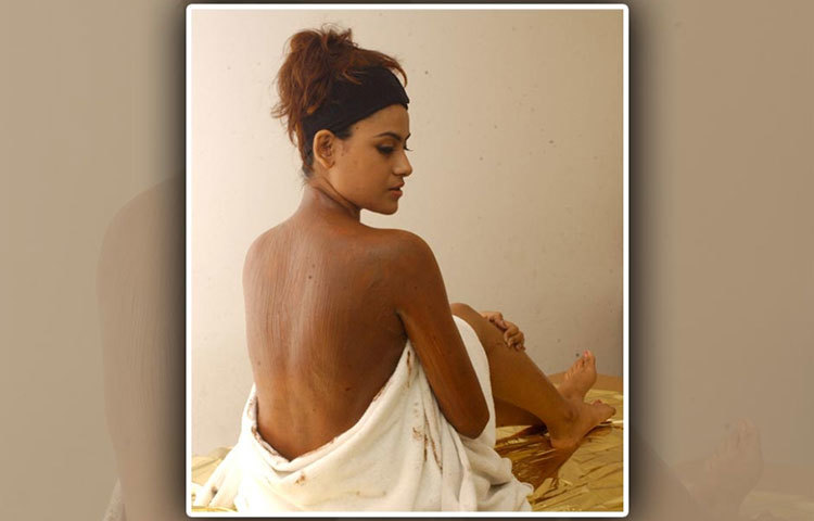 এই মাসাজে খাঁটি তরল চকোলেট ব্যবহার করা হয়।