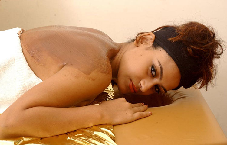 হালকা গরম অবস্থায় চকলেট গায়ের উপর ঢেলে মাখানো হয়।