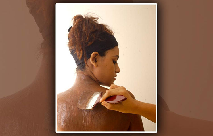 নির্দিষ্ট ছন্দে এই লেপনের কাজ করতে হয়।