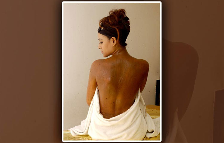 ‘চকলেট মাসাজ’ ত্বকের জন্য উপকারী তো বটেই, তা ছাড়াও স্ট্রেস দূর করতে বা টেনশন কাটাতেও বিশেষ উপযোগী বলে মনে করা হয়।