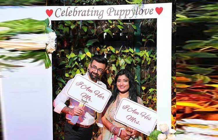 বিপাশার বোন দিদির বিয়ের দোপাট্টাই পরেছিলেন বিয়েতে। সঙ্গে ছিল লেহেঙ্গাও। রিসপেশনেও সেজেছিলেন লেহেঙ্গাতে। করণ পরেছিলেন স্যুট।