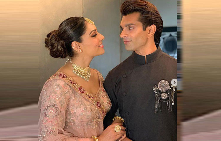 বিপাশা ও তার বোন বাবা-মাকে জড়িয়ে ধরছেন, একটি ভিডিওতে এটাও দেখা গিয়েছে। স্বামী করণকে জড়িয়ে ধরেছেন, এমন ছবিও পোস্ট হয়েছে।