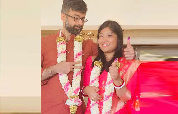 স্বামী করণ তালরেজার সঙ্গে প্রথমে কোর্ট ম্যারেজ হয়েছিল বিজয়েতার। করণ টি-শার্ট জিন্স পরেছিলেন। বিজয়েতা পরেছিলেন সিল্কের একটা গোলাপি শাড়ি।