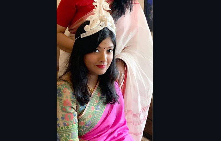 বিয়ের সকালেও একেবারে ছিমছামই ছিলেন বিপাশার বোন। বিপাশা-ই নাকি বারণ করেছিলেন মেকআপ করতে। আর বোনের কথাই মেনে চলেন বিজয়েতা।