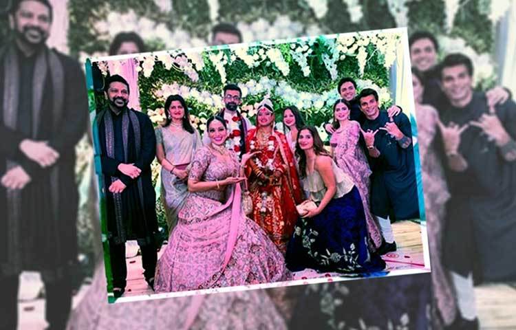 বিয়ের সন্ধায় পরিবার-বন্ধু ও নব দম্পতির সঙ্গে বিপাশা।