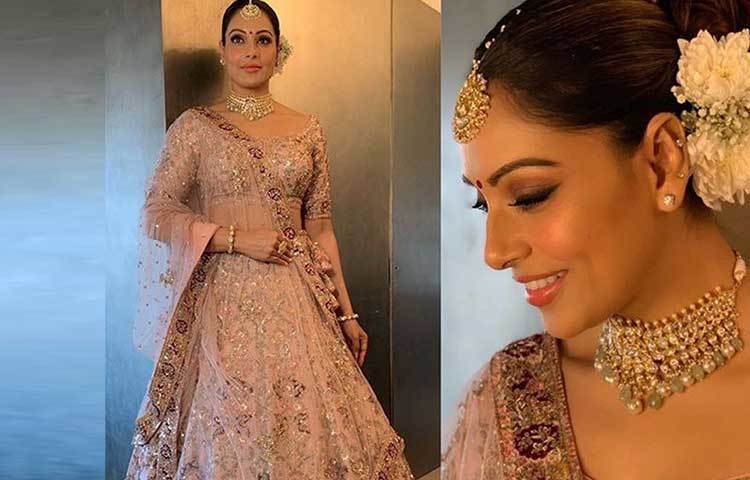 বিপাশার শাড়ি, কানের দুল, মাথায় খোঁপা সবটা মিলে একদম চোখ ফেরানো যাচ্ছিল না। শাড়িতে তাকে লাগছিল চমৎকার। তিনি নিজেই ইনস্টাগ্রামে ছবি শেয়ার করেছেন।