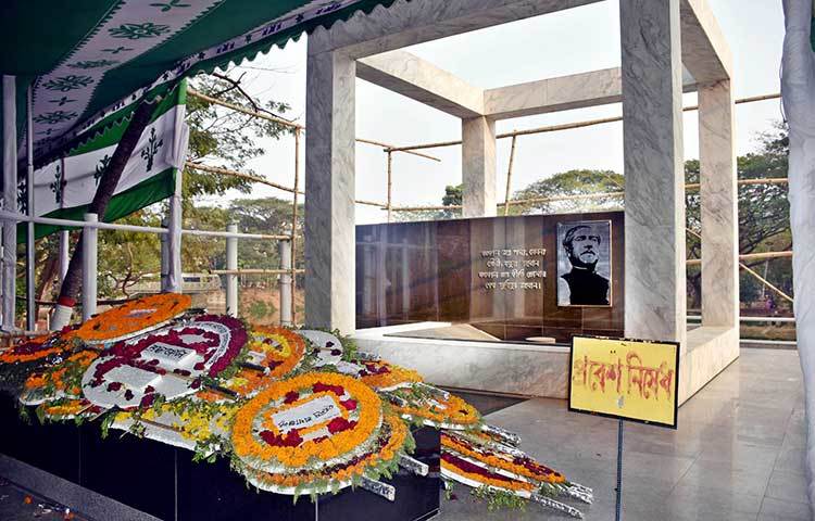 ঐতিহাসিক ৩২ নম্বরের বাড়ির সামনে বঙ্গবন্ধুর প্রতিকৃতিতে ফুল দিয়ে বিভিন্ন জাতীয় দিবসে শ্রদ্ধা জানানো হয়। ছবি: বিপ্লব দিক্ষিৎ