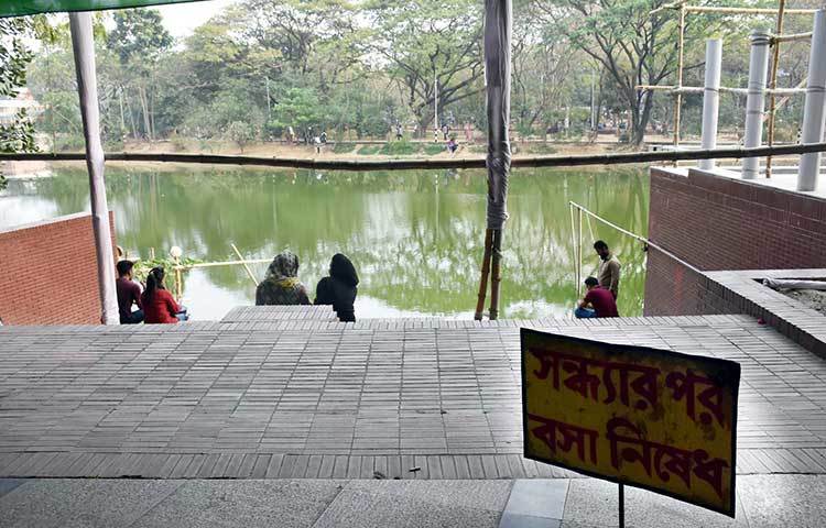 বঙ্গবন্ধুর ৩২ নম্বরের বাড়ির সামনের লেক। এখানে বসে দর্শনার্থীরা সময় কাটান। ছবি: বিপ্লব দিক্ষিৎ