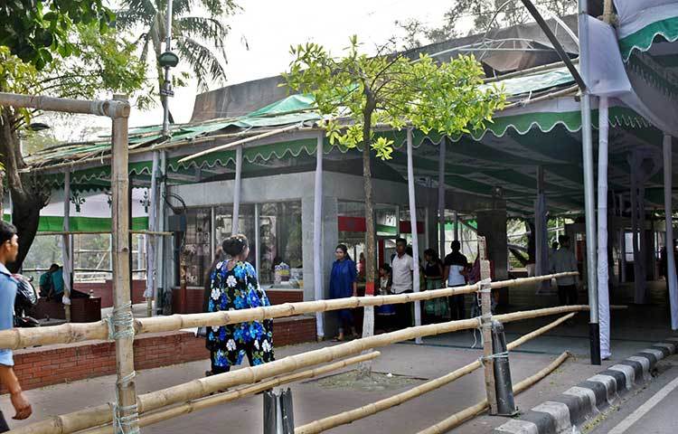 ঐতিহাসিক ৩২ নম্বরের বাড়িটির সামনে রাস্তায় একটি লাইব্রেরি রয়েছে। এখানে বঙ্গবন্ধুর জীবন ও কর্মের উপর বিভিন্ন বই পাওয়া যায়। ছবি: বিপ্লব দিক্ষিৎ